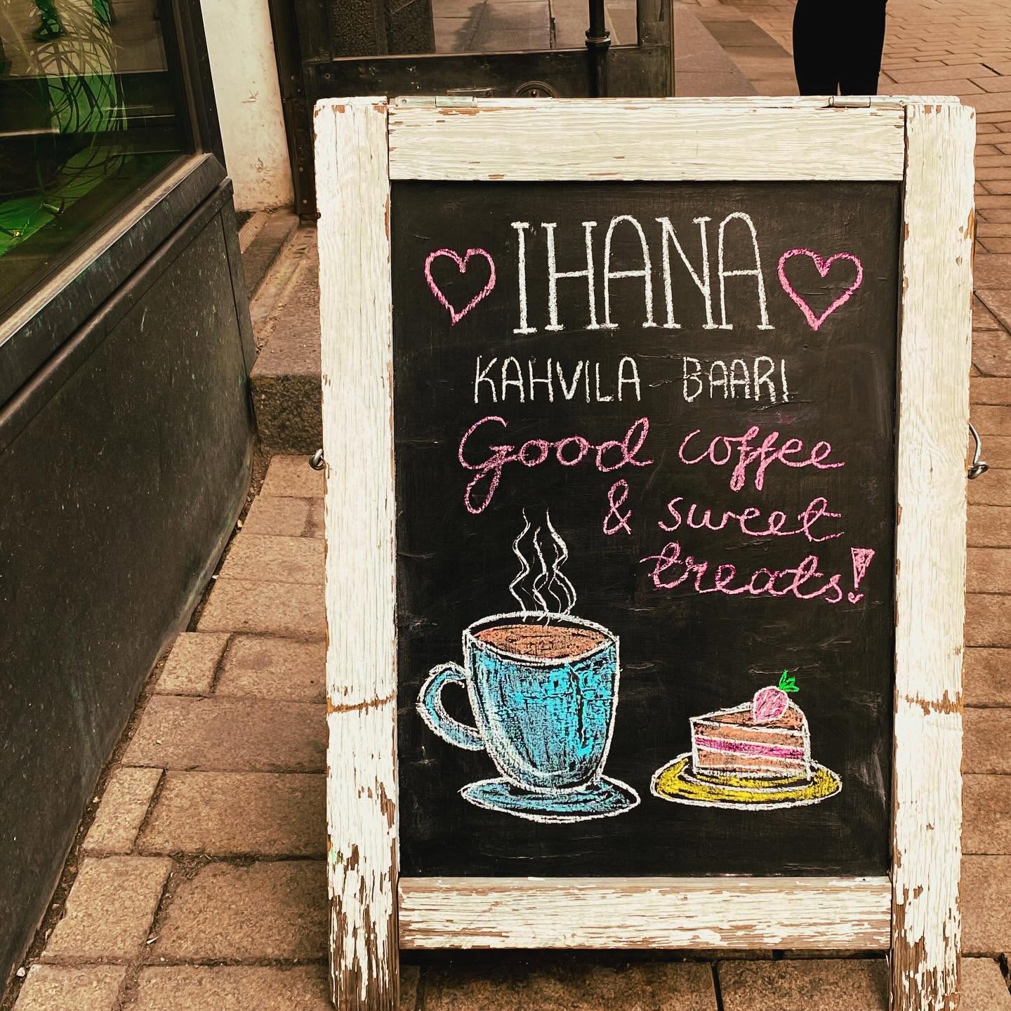 Ihana Kahvila Baarin käsin piirretty katukyltti